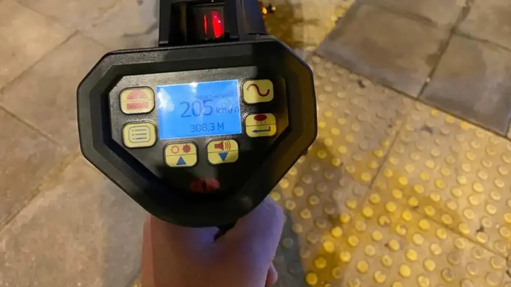 Οδηγός μηχανής έτρεχε με 205 χλμ. την ώρα στη Λεωφόρο Μαραθώνος – Του είχε αφαιρεθεί το δίπλωμα από τον Σεπτέμβριο