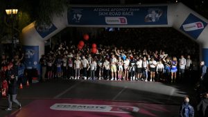 42ος Αυθεντικός Μαραθώνιος Αθήνας: Χιλιάδες δρομείς ολοκληρώνουν τον πρώτο αγώνα 5 χλμ.