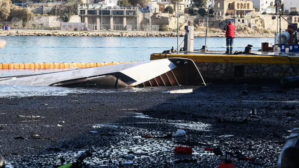 Μαρίνα Ζέας: Πώς ξεκίνησε η φωτιά που έκαψε και βύθισε τα 4 πολυτελή γιοτ (φωτογραφίες, βίντεο)
