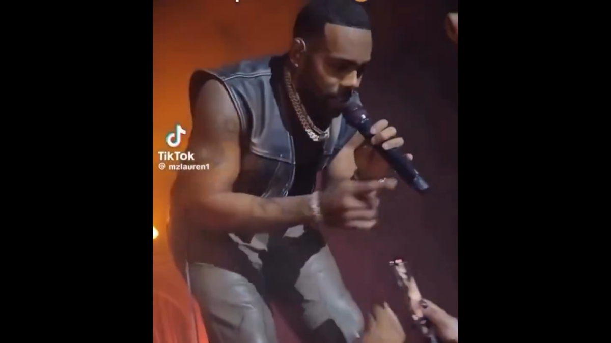 Θαυμάστρια πιάνει τα γεννητικά όργανα του Mario Dewar Barrett κατά τη διάρκεια συναυλίας – Δείτε το βίντεο