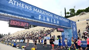 42ος Αυθεντικός Μαραθώνιος: Η γιορτή του αθλητισμού με ανθρώπους όλων των ηλικιών – Όσα κατέγραψε ο φωτογραφικός φακός (Εικόνες & Βίντεο)