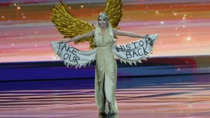 Miss Universe: Με χρυσά φτερά και μήνυμα «take our history back» η Μαίρη Χατζηπαύλου στον διαγωνισμό