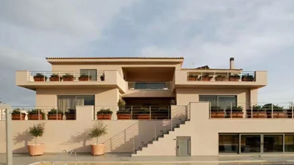 Δείτε πώς είναι σήμερα η βίλα από την αγαπημένη σειρά «Μαύρα Μεσάνυχτα» (pics)