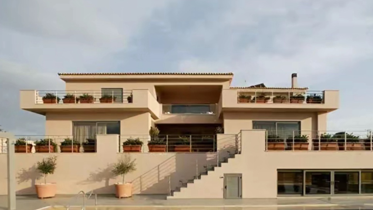 Δείτε πώς είναι σήμερα η βίλα από την αγαπημένη σειρά «Μαύρα Μεσάνυχτα» (pics)