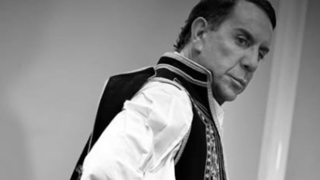 Madwalk 2025: Ο Γιώργος Μαζωνάκης τραγούδησε Σαββόπουλο με εμφάνιση που θύμιζε παραδοσιακή στολή