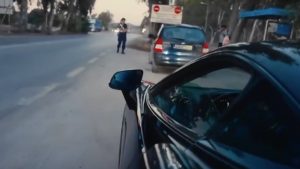 McLaren έτρεχε με 250 στην Αττική Οδό: Την σταμάτησε αστυνομικός και είπε στον οδηγό “πάτα το” (βίντεο)