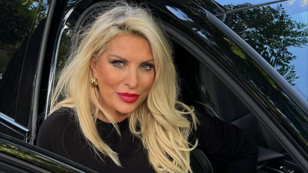 Ελένη Μενεγάκη: Ποζάρει με κόκκινο κραγιόν στο υπερπολυτελές αυτοκίνητό της – «Πολλά φιλιά σε όλους»