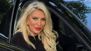 Ελένη Μενεγάκη: Ποζάρει με κόκκινο κραγιόν στο υπερπολυτελές αυτοκίνητό της – «Πολλά φιλιά σε όλους»