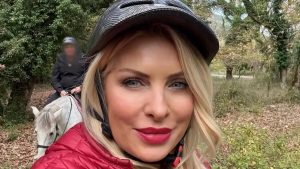 Ελένη Μενεγάκη: Οικογενειακή εξόρμηση στα Ζαγοροχώρια με ιππασία