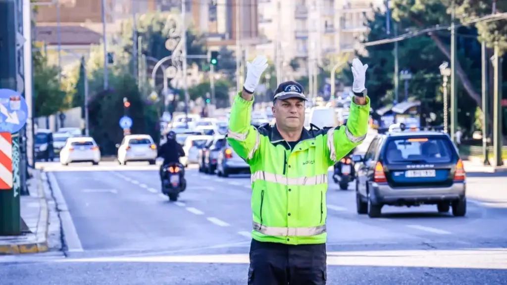 Σπύρος Μερτζανίδης: Αποχαιρετά την ενεργό δράση ο εμβληματικός τροχονόμος της Αθήνας μετά από 35 χρόνια (Εικόνες)