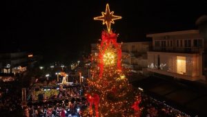 Μαγική νύχτα κάτω από τα Μετέωρα: Φωταγωγήθηκε το χριστουγεννιάτικο δέντρο στην Καλαμπάκα