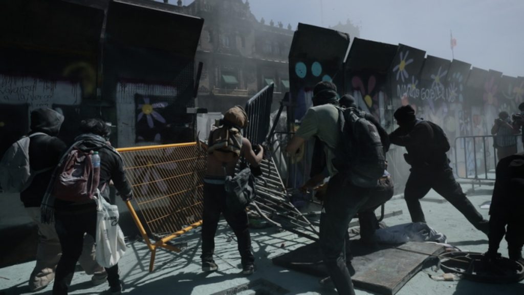 Μεξικό: Πάνω από 120 τραυματίες στις διαδηλώσεις για το «Κίνημα του Σομπρέρο» (βίντεο+φωτογραφίες)