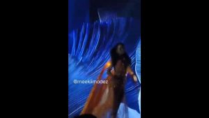 Miss Universe: Σοκαριστικό ατύχημα για την “Μις Τζαμάικα” – Έπεσε από την σκηνή στον προκριματικό γύρο (βίντεο)
