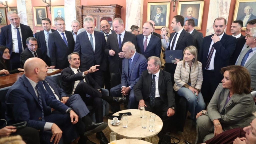 Μητσοτάκης σε πηγαδάκι με βουλευτές της ΝΔ: “Το θέμα είναι ποιος θα σουβλιστεί στις εκλογές”