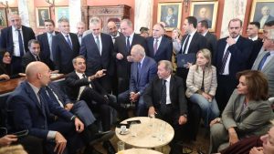 Μητσοτάκης σε πηγαδάκι με βουλευτές της ΝΔ: “Εκλογές μέχρι την άνοιξη του 2027, το θέμα είναι ποιος θα σουβλιστεί” (Εικόνες)