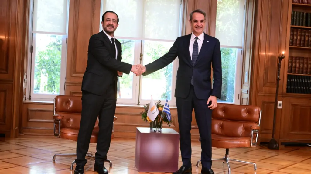 Στη φρεγάτα “Κίμων” με ελικόπτερο Μητσοτάκης και Χριστοδουλίδης – Σήμερα η τριμερής με Μακρόν στην Πάφο