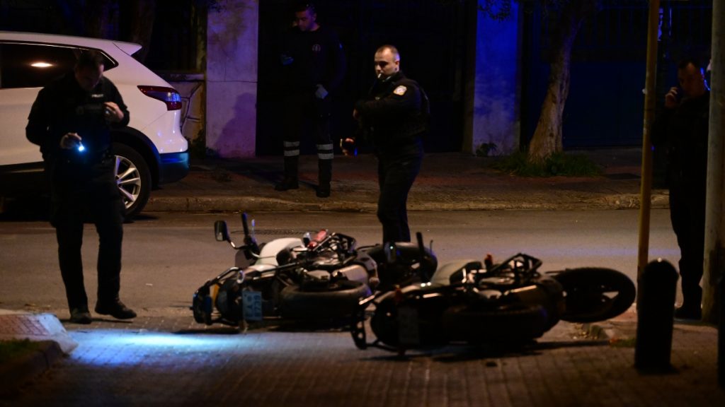 Κινηματογραφική καταδίωξη στον Άγιο Δημήτριο: 4 διαρρήκτες εμβόλισαν μηχανές της ΕΛΑΣ και τραυμάτισαν αστυνομικούς (Εικόνες)