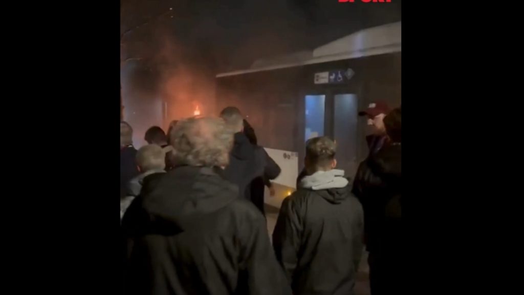 Μπαρτσελόνα: Οπαδοί άνοιξαν πυρσούς και έβαλαν φωτιά σε οροφή λεωφορείου