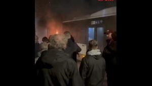 Μπαρτσελόνα: Οπαδοί άνοιξαν πυρσούς και έβαλαν φωτιά σε οροφή λεωφορείου