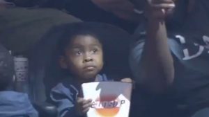 NBA: Ο μικρός φίλος των Σανς που έγινε viral με τις αξιολάτρευτες αντιδράσεις του (Βίντεο)