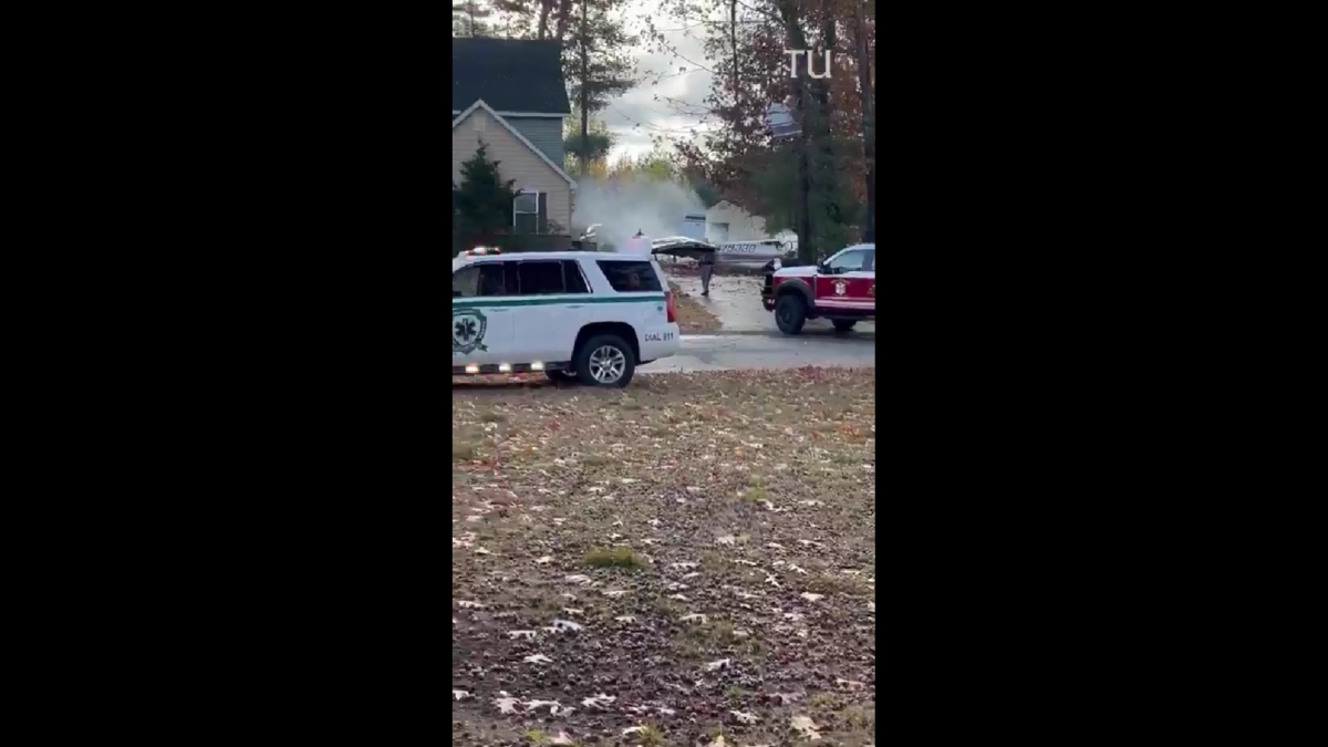 Νέα Υόρκη: Μικρό αεροσκάφος συντρίβεται έξω από σπίτι – Νεκρός ο πιλότος, ένας τραυματίας (Βίντεο)