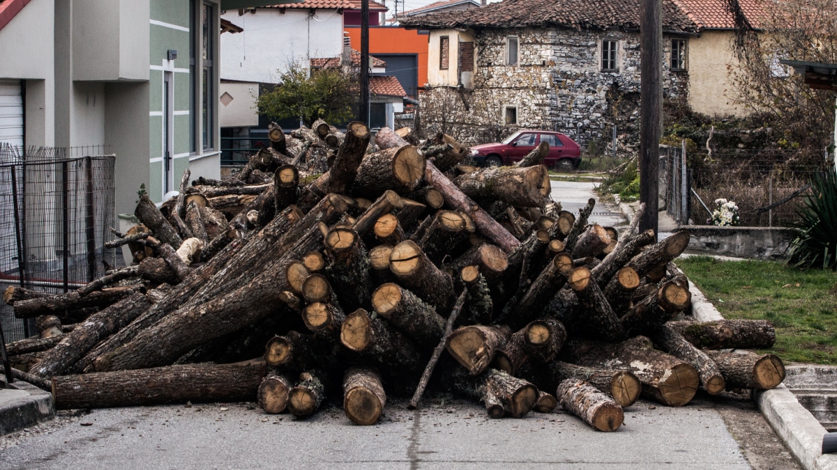 Κάτοικοι του Νευροκοπίου στο DEBATER: «Δεν έχουμε καυσόξυλα, φοβόμαστε μην μας προλάβει ο χιονιάς»