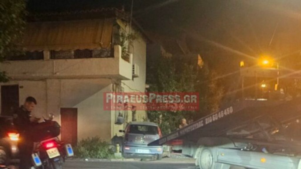 Σοβαρό τροχαίο στη Νίκαια – Αυτοκίνητο «καρφώθηκε» σε γωνιακή μονοκατοικία