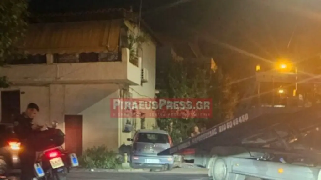 Σοβαρό τροχαίο στη Νίκαια – Αυτοκίνητο «καρφώθηκε» σε γωνιακή μονοκατοικία