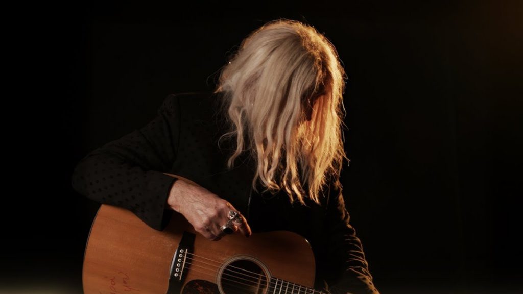 Νίκος Καρβέλας- «Γονείς»: Κυκλοφόρησε το νέο τραγούδι του με θέμα την γονεϊκότητα (vid)