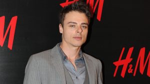 Νίκος Μίχας: Ο πρώην παίκτης του «Fame Story 2» αναλαμβάνει καθήκοντα γιατρού στο ΕΚΑΒ (vid)