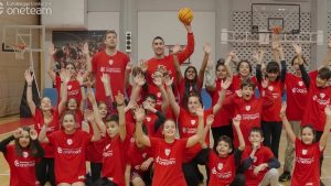 Ολυμπιακός: «Ερυθρόλευκη» δράση Βεζένκοβ-Λαρεντζάκη στο ONE Team για την Παγκόσμια Ημέρα Παιδιού