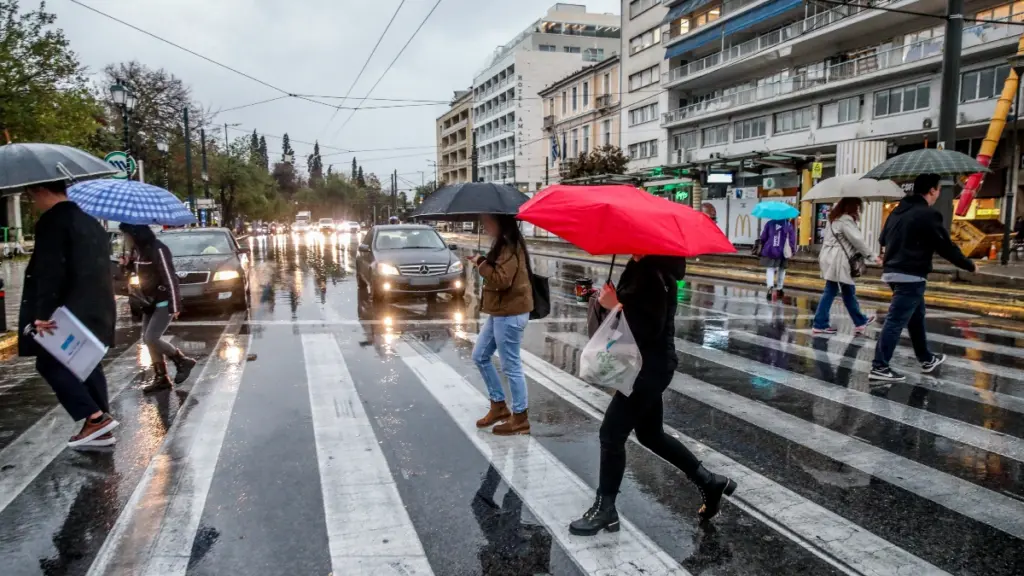 Καιρός αύριο: Βροχές, καταιγίδες και πτώση της θερμοκρασίας
