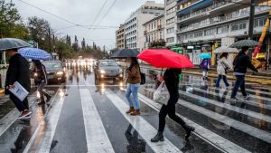 Καιρός αύριο: Βροχές, καταιγίδες και νέα πτώση της θερμοκρασίας – Πότε εξασθενούν τα φαινόμενα
