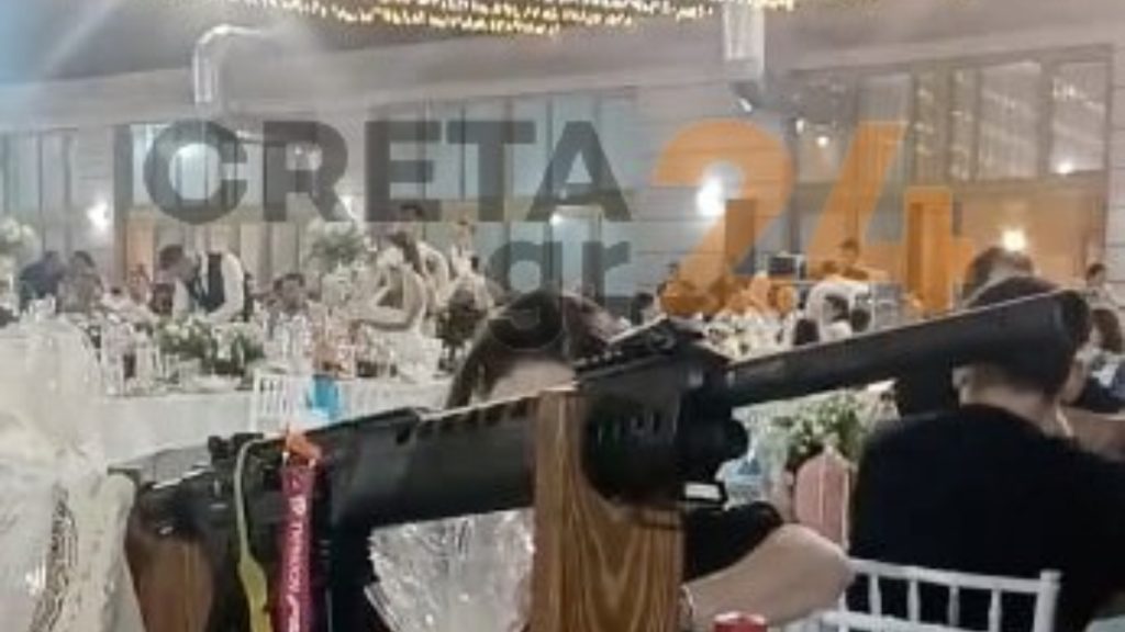 Κρήτη: Στόλισαν όπλο σε γάμο για να ταιριάζει στην περίσταση
