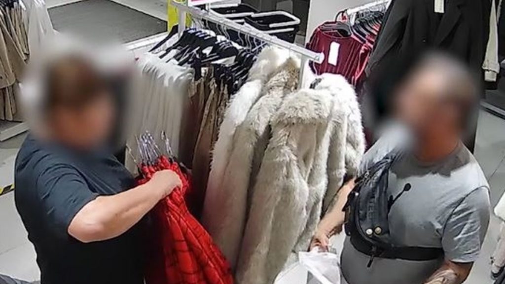 Πώς δρούσε η εγκληματική οργάνωση που έκλεβε ρούχα από καταστήματα της Αττικής και τα μεταπωλούσε στην Αλβανία – 8 συλλήψεις