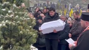 Ουκρανία: Πατέρας νανουρίζει το νεκρό παιδί του μετά τον ρωσικό βομβαρδισμό στο Τερνοπίλ (βίντεο)