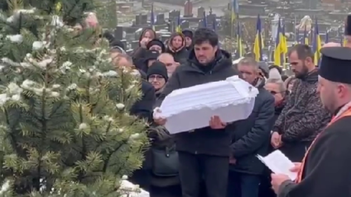 Ουκρανία: Πατέρας νανουρίζει το νεκρό παιδί του μετά τον ρωσικό βομβαρδισμό στο Τερνοπίλ (βίντεο)