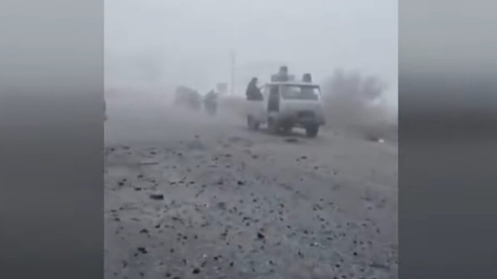 Οι Ρώσοι εισέβαλαν σε κατεστραμμένη ουκρανική πόλη σε σκηνικό που θυμίζει… “Mad Max” (βίντεο)