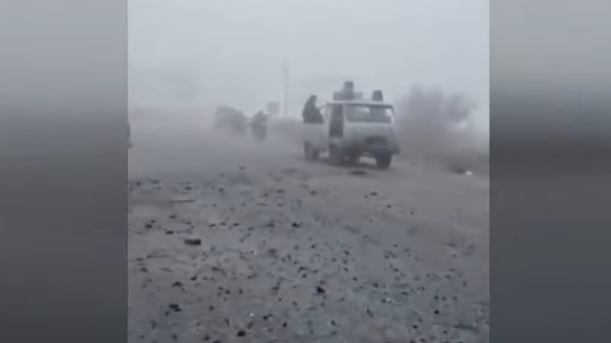 Οι Ρώσοι εισέβαλαν σε κατεστραμμένη ουκρανική πόλη σε σκηνικό που θυμίζει… “Mad Max” (βίντεο)