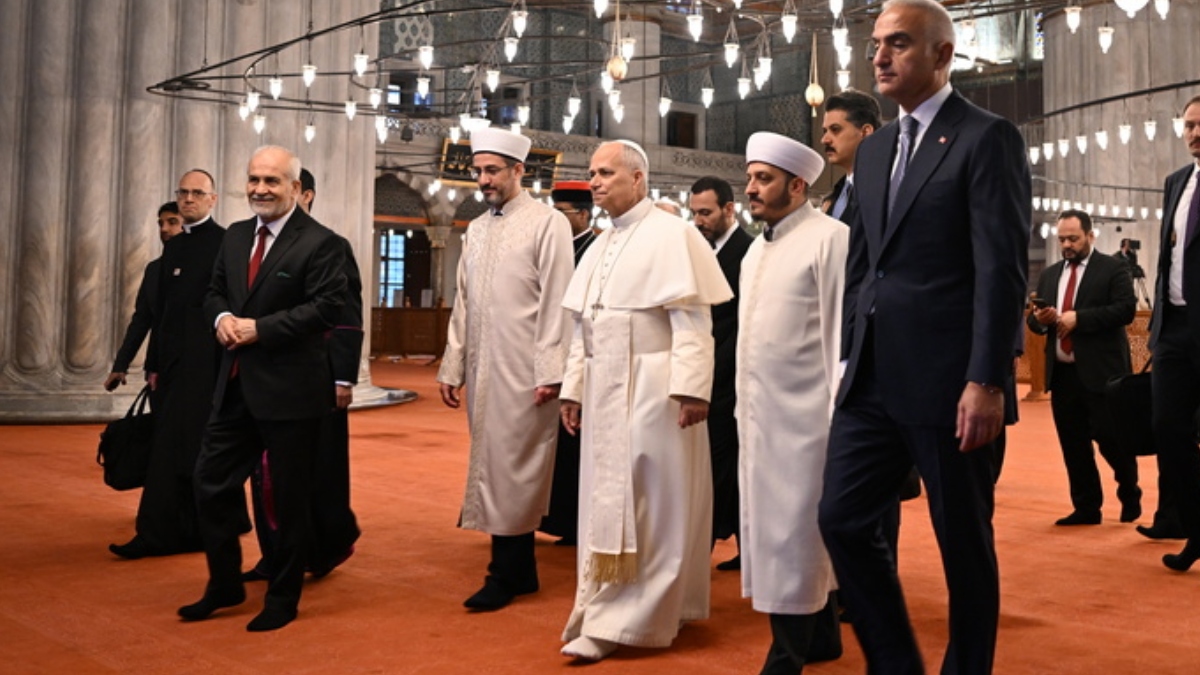 Πάπας Λέων: Έβγαλε τα παπούτσια του, αλλά δεν προσευχήθηκε στο Μπλε Τζαμί κατά την επίσκεψή του στην Κωνσταντινούπολη