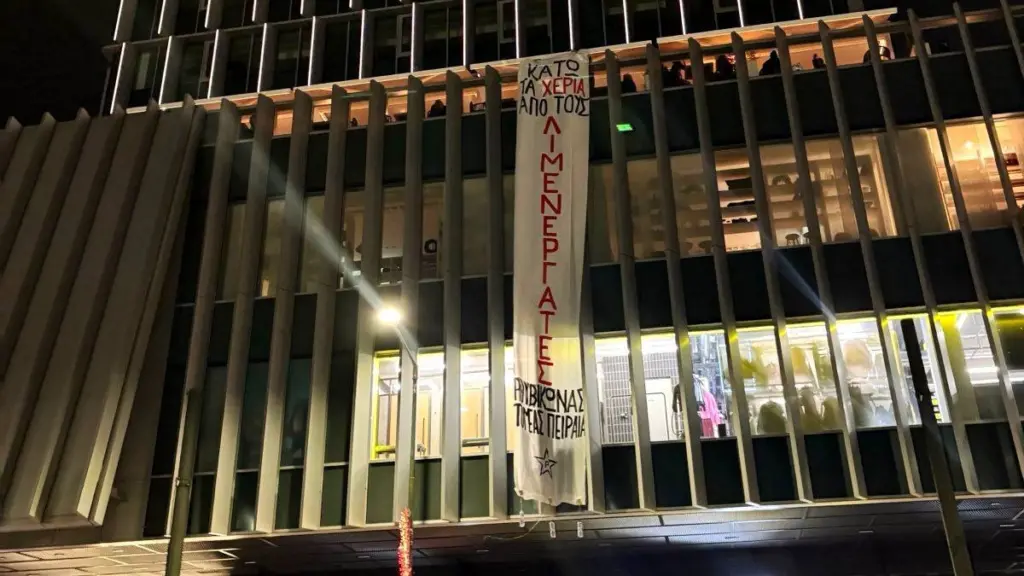 Παρέμβαση Ρουβίκωνα με πανό στον Πύργο Πειραιά – «Κάτω τα χέρια από τους Λιμενεργάτες»