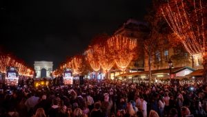 Στον ρυθμό των Χριστουγέννων το Παρίσι: Φωταγωγήθηκε η λεωφόρος των Ηλυσίων Πεδίων (βίντεο)