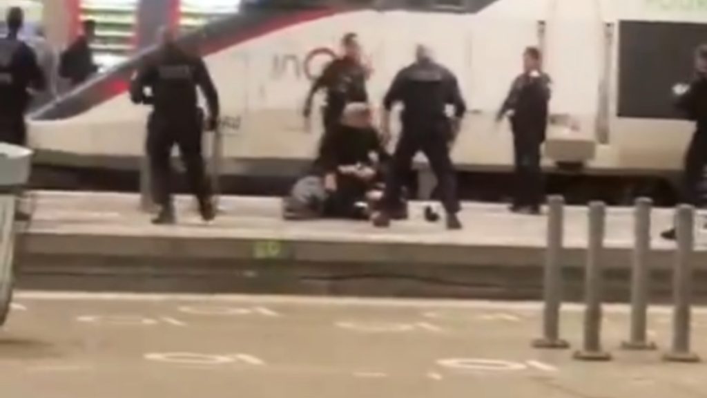 Επιχείρηση σε σιδηροδρομικό σταθμό στο Παρίσι – Άνδρας απείλησε να κόψει τον λαιμό της συζύγου και του γιού του(βίντεο)