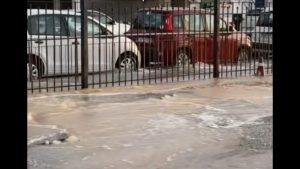 Έσπασε το λιμάνι της Πάρου και βγήκαν τα ψάρια στη στεριά (Βίντεο)