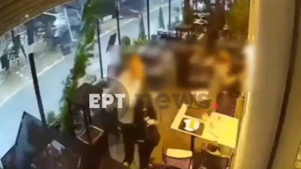 Πάτρα: Η στιγμή που ανεμοστρόβιλος “σηκώνει” τραπέζια και καρέκλες σε επιχείρηση (βίντεο)
