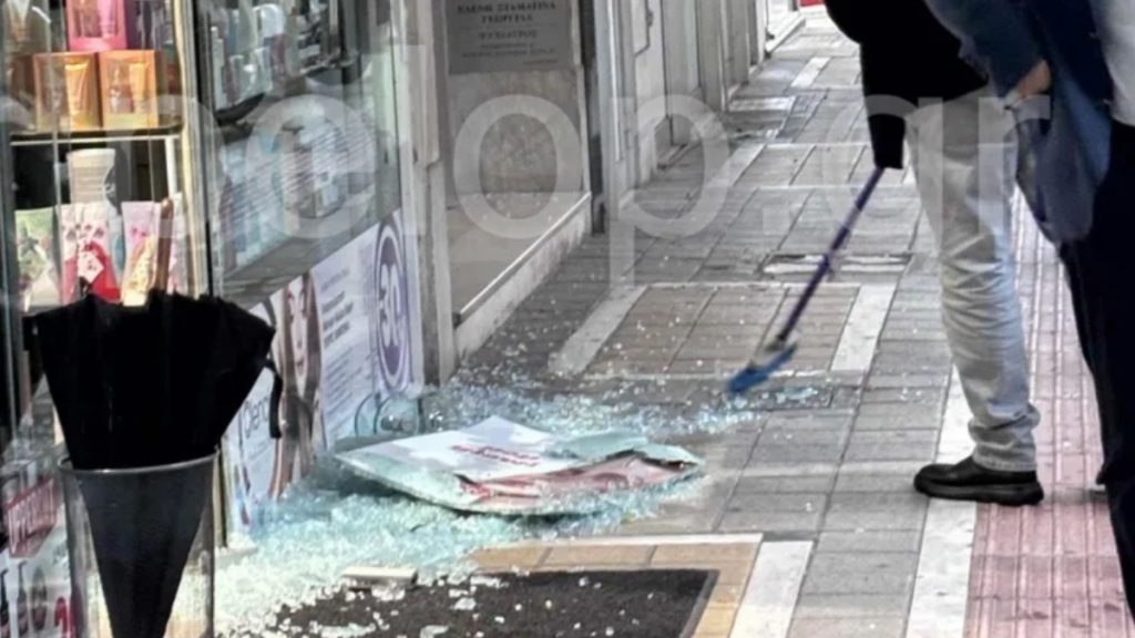 Ισχυρή ανεμοθύελλα σάρωσε το κέντρο της Πάτρας – Έσπασαν τζαμαρίες και δέντρα