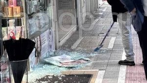 Ισχυρή ανεμοθύελλα σάρωσε το κέντρο της Πάτρας – Έσπασαν τζαμαρίες και δέντρα