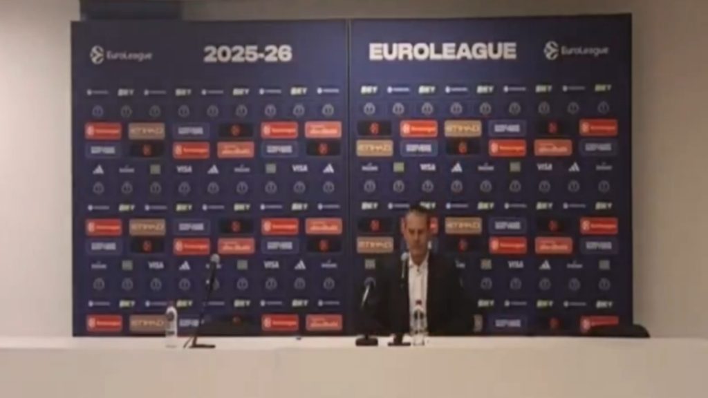 EuroLeague: Ο Πέδρο Μαρτίνεθ πήγε στη συνέντευξη τύπου, δεν είδε κανέναν, είπε το σκορ του αγώνα και έφυγε (βίντεο)