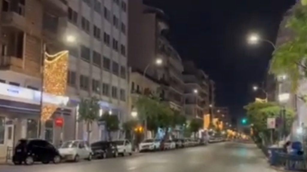 Πολλοί περαστικοί σταμάτησαν για να φωτογραφίσουν τον στολισμένο δρόμο – Φωταγωγήθηκε η Ηρώων Πολυτεχνείου (βίντεο)