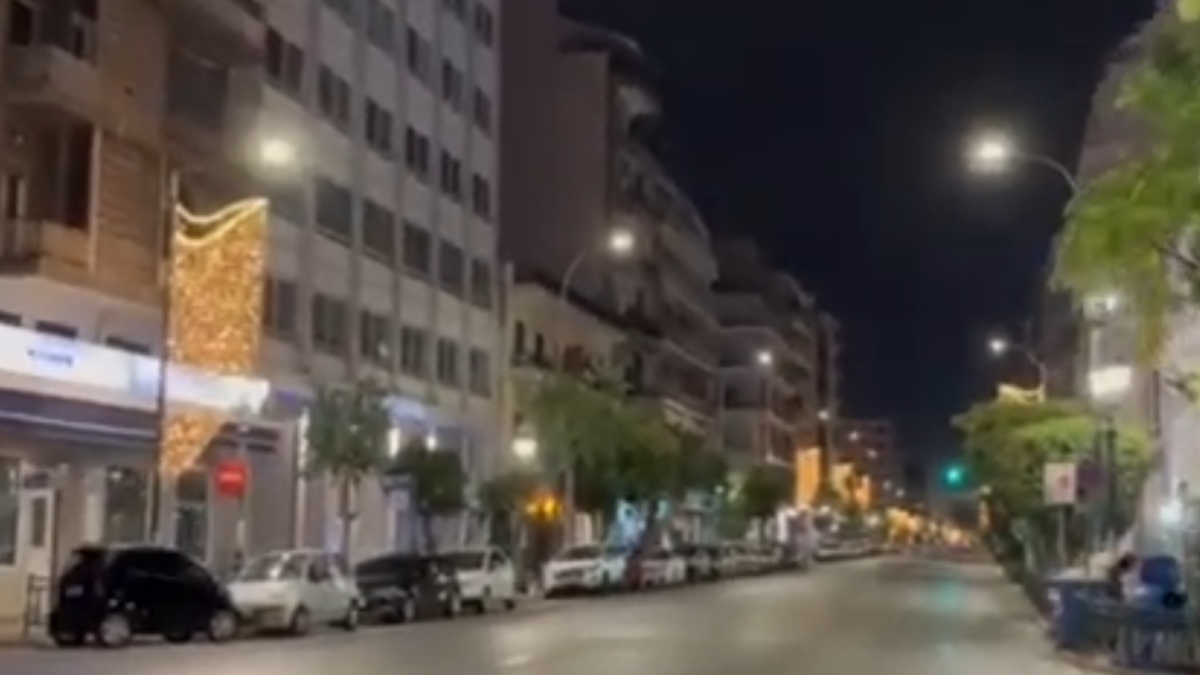 Πολλοί περαστικοί σταμάτησαν για να φωτογραφίσουν τον στολισμένο δρόμο – Φωταγωγήθηκε η Ηρώων Πολυτεχνείου (βίντεο)